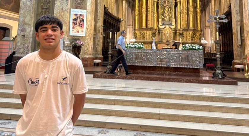 «Con alas y raíces»